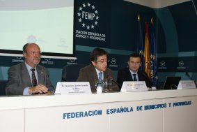 Intervención del Secretario General de la FEMP, Angel Fernández (en el centro), junto al Alcalde de Valladolid, Javier León de la Riva -primero por la izquierda- y el Teniente de Alcaldesa de Cádiz, Bruno García León. 